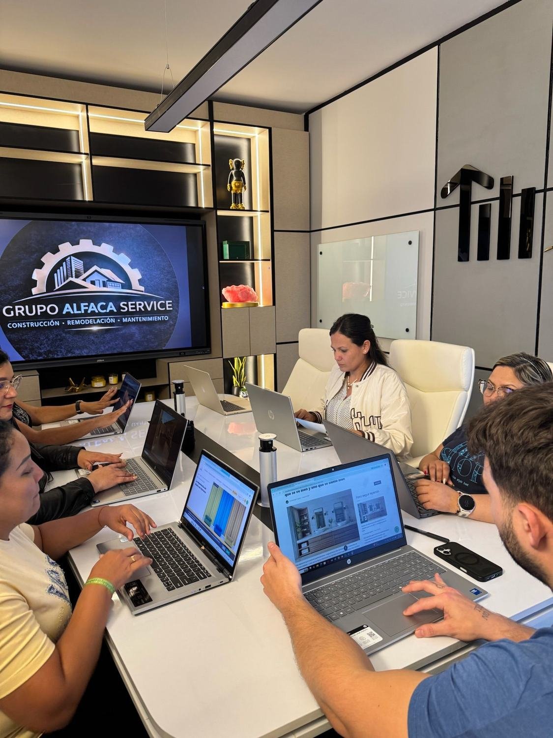 Equipo de Grupo Alfaca Services en reunión de planificación de proyecto