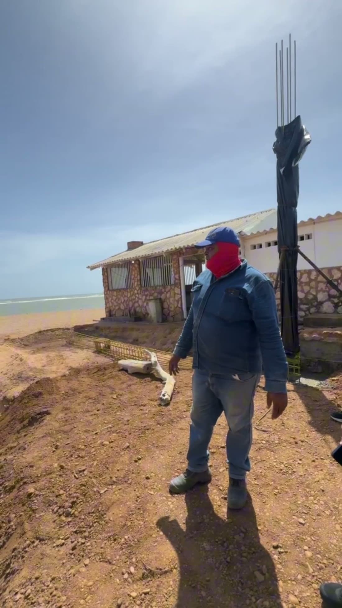 Obra en ejecución con estructura de refuerzo y movimiento de tierra